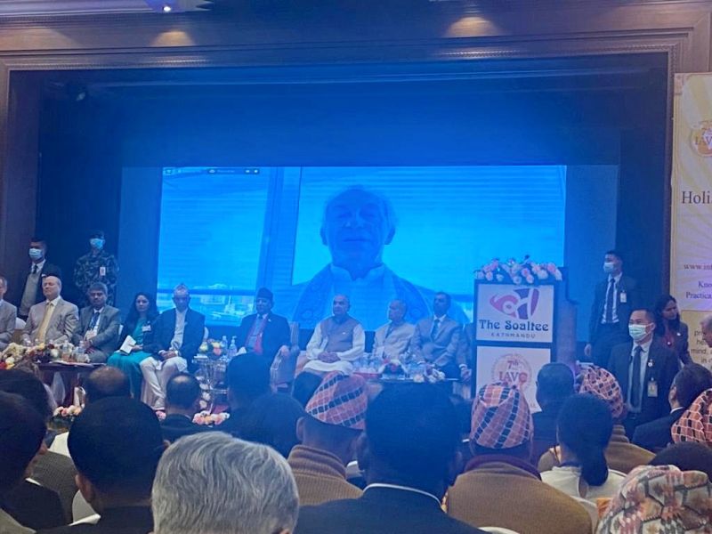 Mitte der Ministerpräsident von Nepal, Pushpa Kamal Dahal; im Hintergrund Dr. Tony Nader, Internationaler Leiter der Maharishi Ayurveda Einrichtungen, bei seiner Video Ansprache zum Kongress